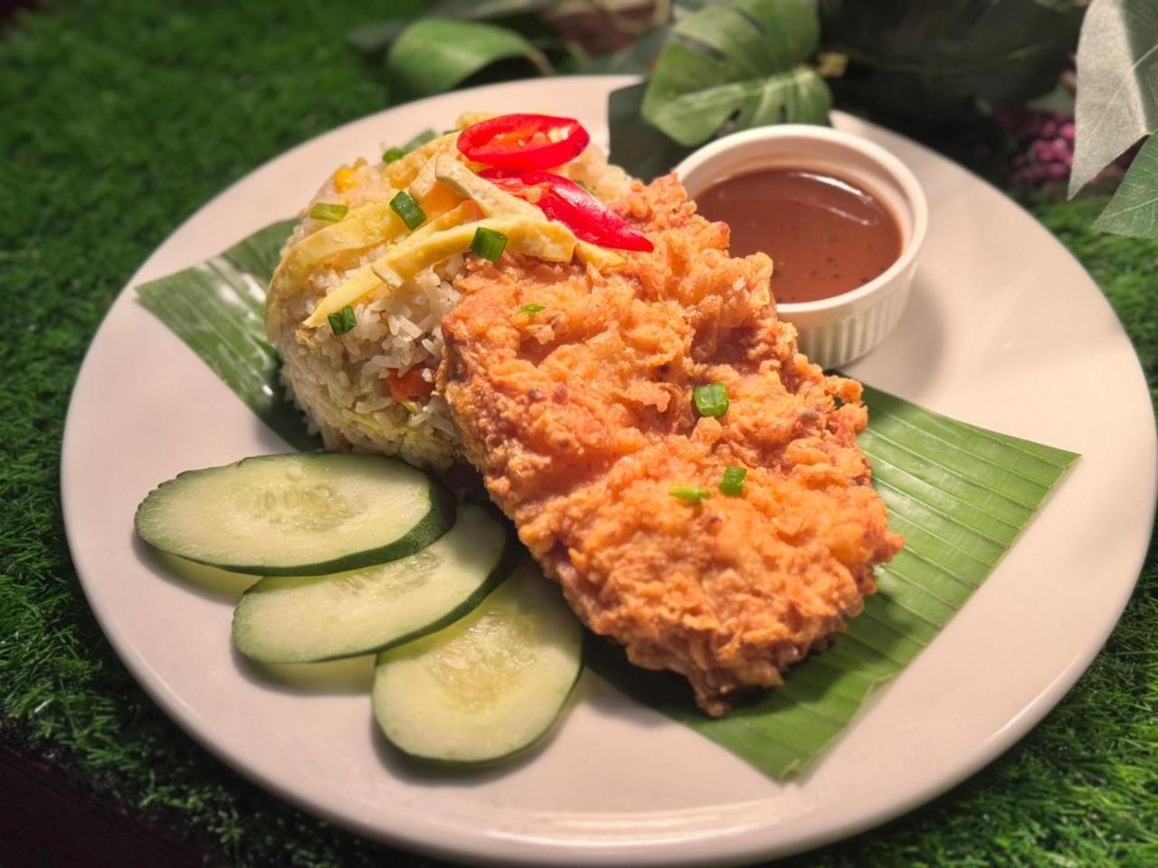 吉隆坡玛雅酒店 外观 照片 A plate of nasi lemak with chicken